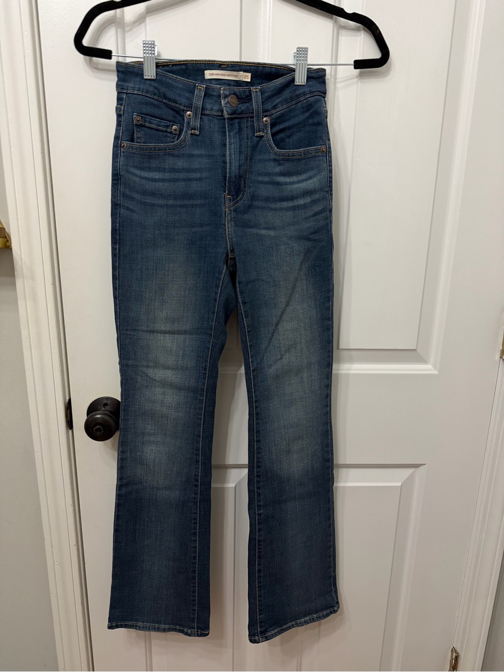 Levi 725 High Rise Bootcut jeans
